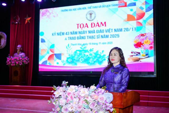 C&oacute; thể l&agrave; h&igrave;nh ảnh về c&aacute;i bục v&agrave; văn bản cho biết 'THANH H6A TRƯ&Ocirc;NG ĐN Hoc V&Acirc;N HoA, THỂ THAO V&Agrave; DULICH จบ TỌA ĐAM KỲ NIỆM 43 NĂM NG&Agrave;Y NH&Agrave; GI&Aacute;O VIỆT NAM 20/11 & TRAO BẰNG THẠC sĨ NAM 2025 Thanh 0.,. 19 th&aacute;ng 11 กลีเทฟ 2025'