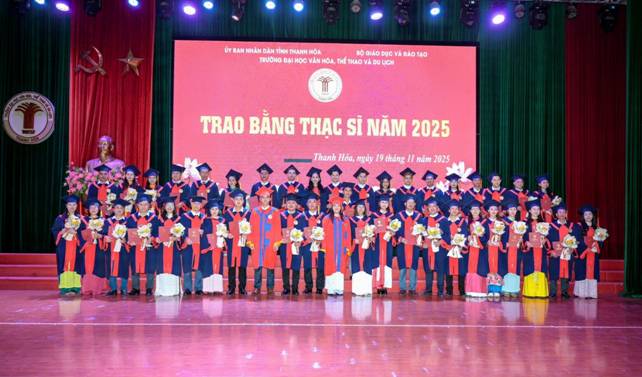 C&oacute; thể l&agrave; h&igrave;nh ảnh về đang khi&ecirc;u vũ v&agrave; văn bản cho biết 'ỦY BAN NHẬN DAN TỈNH THANH H&Oacute;A TRƯỞNG ĐA Hoc BỘ GI&Aacute;O DỤC CV TH THE HAO &Agrave;D LỊCH Đ&Agrave;O TẠO TRAO BẰNG THẠC si NĂM 2025 Thanh H&oacute;a, ng&agrave;y 19 th&aacute;ng II năm 2025'