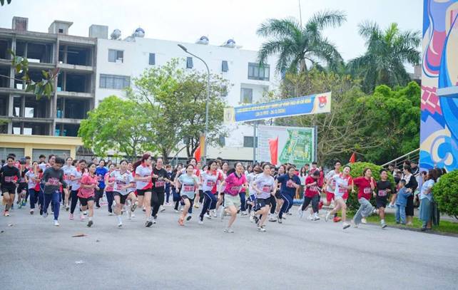 C&oacute; thể l&agrave; h&igrave;nh ảnh về một hoặc nhiều người, đ&aacute;m đ&ocirc;ng v&agrave; văn bản