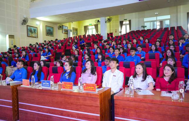 C&oacute; thể l&agrave; h&igrave;nh ảnh về một hoặc nhiều người v&agrave; mọi người đang học