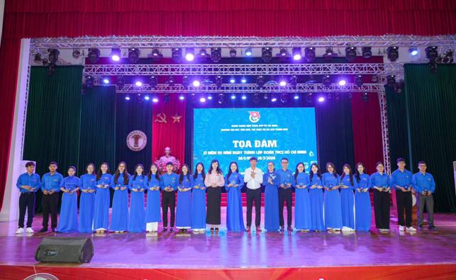 C&oacute; thể l&agrave; h&igrave;nh ảnh về c&aacute;i bục v&agrave; văn bản