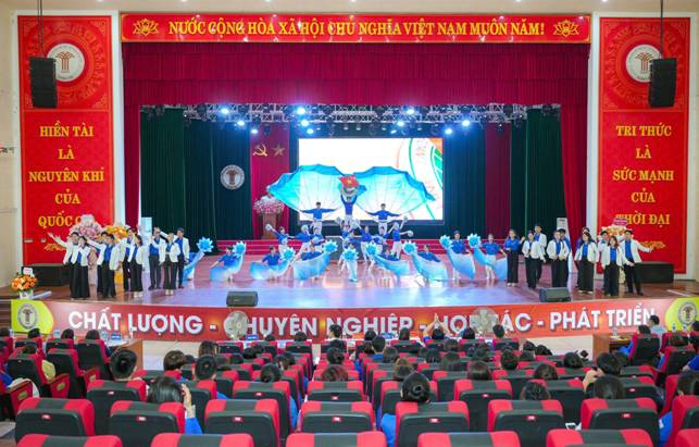 C&oacute; thể l&agrave; h&igrave;nh ảnh về c&aacute;i bục v&agrave; văn bản cho biết 'NƯỚC CỘNG HOA X&Atilde;HỘI CHU NGHĨA VIỆT NẠM MU&Ocirc;N NĂM! 义 HIỀN T&Agrave;I L&Agrave; NGUY&Ecirc;N KH&Iacute; CύA QUỐCO TRITHỨC L&Agrave; SỨCMẠNH SỨC MẠNH CỦA HỜIĐAI CHẤTLƯỢNG CHẤT LƯỢNG &Upsilon;&gamma;&Nu;&Nu;&sigmaf;&Eta;&Iota;&Epsilon;&Rho; HUY&Ecirc;N NGHIỆP -&Nu;&Omega;&Nu;pA &Aacute;C PH&Aacute;T TRIỂN'